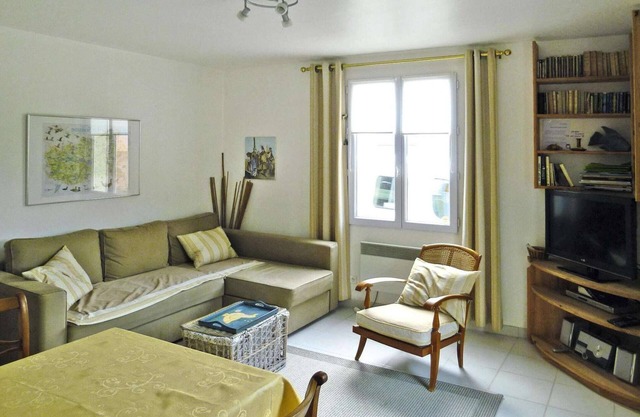 Beachside Flat with Sunny Patio