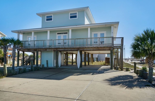 Beachside Haven: Spacious 6-Bedroom Retreat Just Steps from the Sand