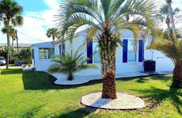 Beachside home, less than 500 steps to beach, oasis yard