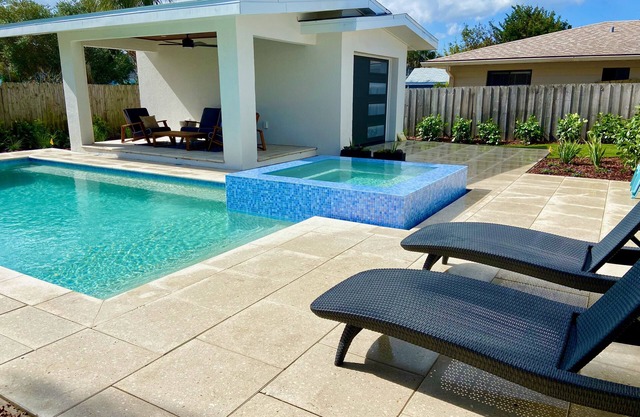 BEACHSIDE peninsula pvt house, POOL-HOT TUB, Steps to Beach, Quiet, Allergy-free