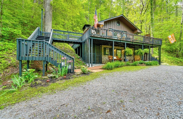 'Bear Acres Getaway' Cabin w/Deck in Townsend!