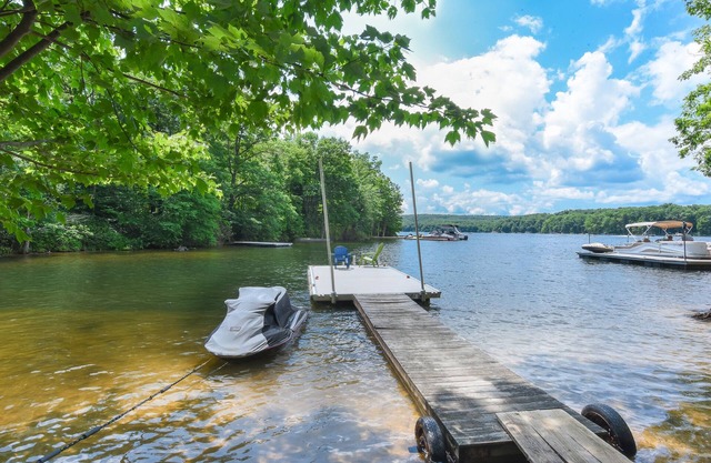 Bear Cove: Lakefront, Private Dock, Hot Tub, Private Sandy Beach Area!
