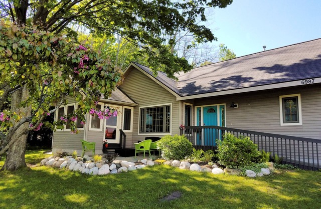 Bear Haven Cottage at Glen Lake Narrows