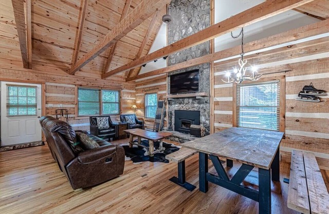Bear Pause Cabin 3 BR/3BA Amazing Lake View EV Charger