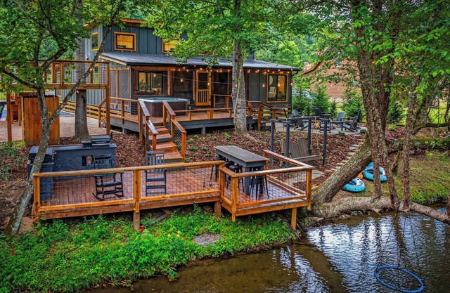 Bear Snores On Creekside Luxury + Hot Tub