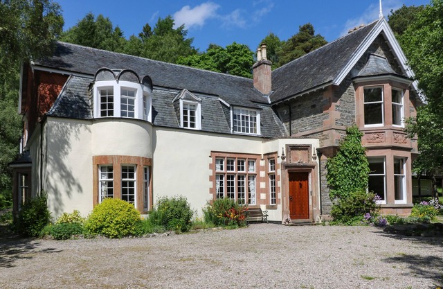 BEARNOCK LODGE, pet friendly, character holiday cottage in Cannich