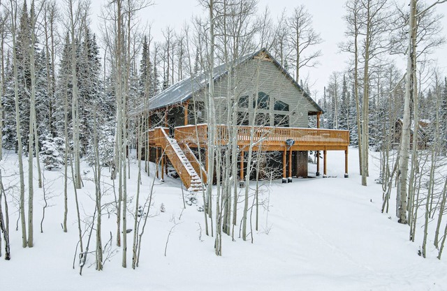 Bears Den Cabin near Navajo & Giant Steps Ski Slopes, fireplace & Hot Tub