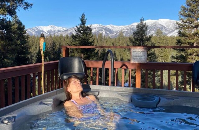 Bears Den. Secluded. Hot Tub: Spectacular view.