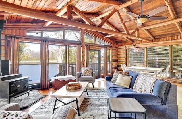 Bears Log Cabin Retreat - private oasis on the tranquil Rideau Lakes System!