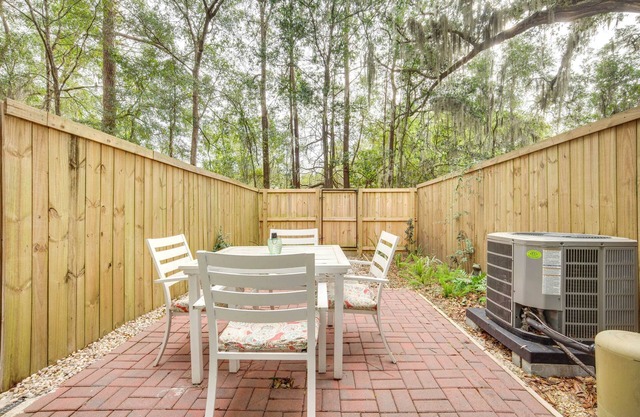 Beaufort Townhome w/Patio, 3 Mi to Downtown!