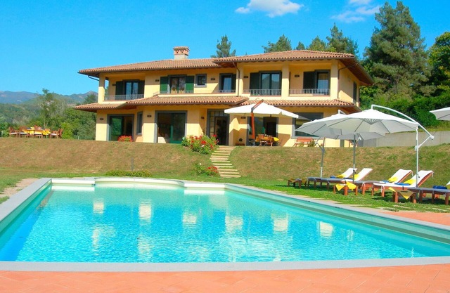 Beautiful private villa for 14 people with hot tub, private pool, WIFI, TV, patio and panoramic .