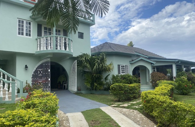 Beautiful Lush Property! Great for couples or singles!