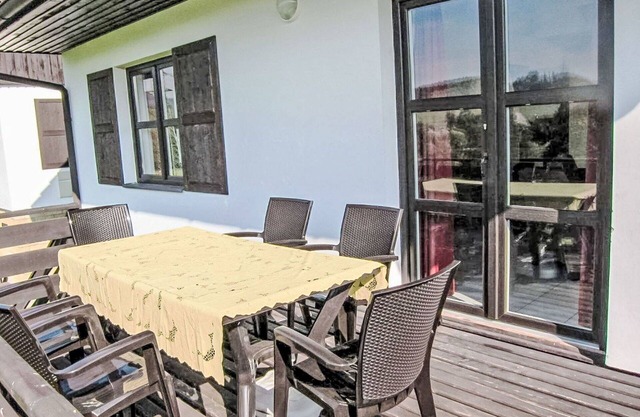 Beautiful private villa with pool, WIFI, TV, patio, pets allowed, panoramic view and parking