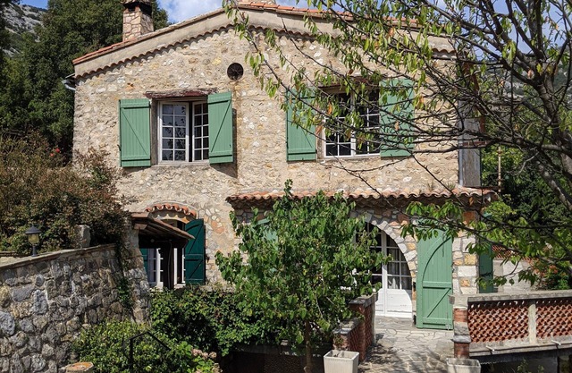 Beautiful Provencal farmhouse nestled in the mountains