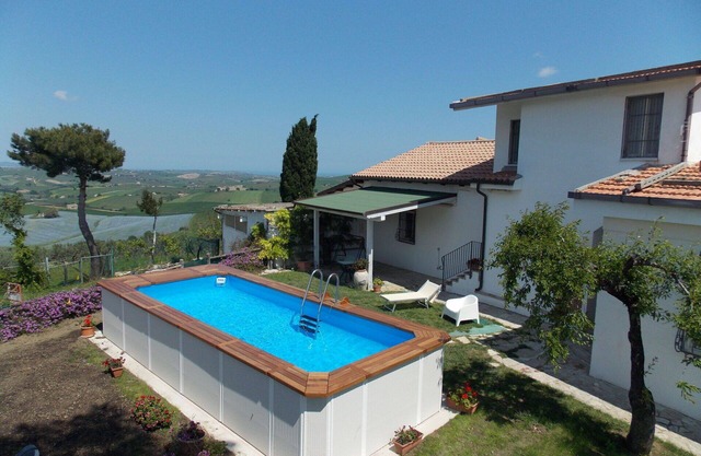 Beautiful private villa for 9 guests with private pool, WIFI, TV, terrace, pets allowed and park.