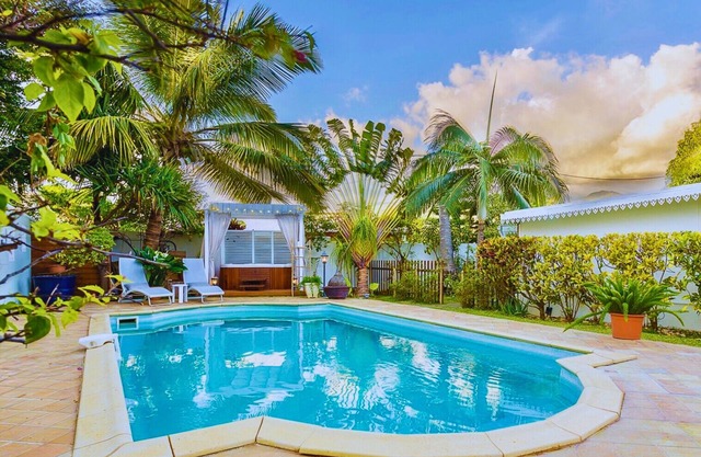 Beautiful tropical villa, private pool & jacuzzi -Close to the lagoon, village center