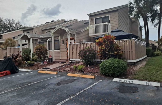 Beautiful 1 bedroom in house over looking lake in a quiet community.
