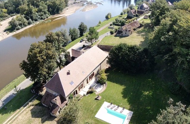 Beautiful 1900 Demeure with swimming pool and enclosed garden, in a charming village