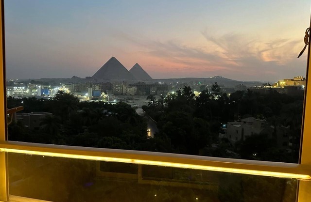 Beautiful 2-bedroom apartment with AC in Giza Governorate with pyramids view