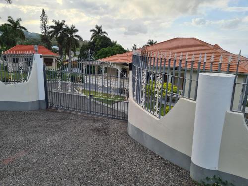 Beautiful 2-Bed Apartment in Montego Bay