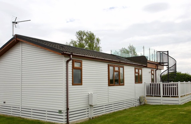 Beautiful 2-Bed lodge with hot tub and saunain Ely