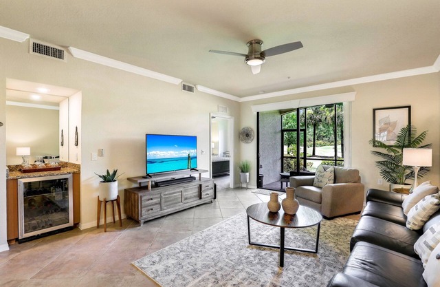 Beautiful 2-Bed 2-Bath Veranda w/Den in brilliant Bonita National