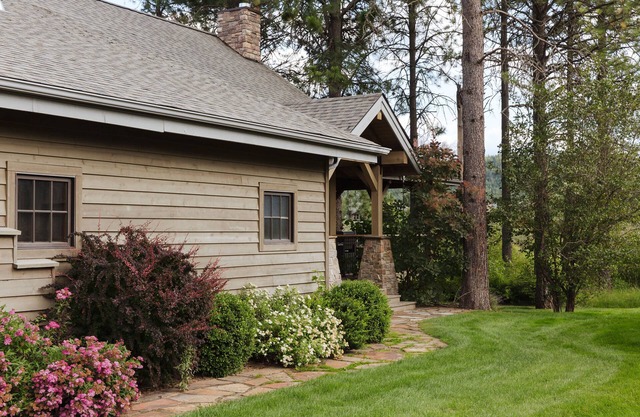 Beautiful 2 Bedroom Cabin in Dover Bay/Sandpoint Idaho. Sleeps 7.