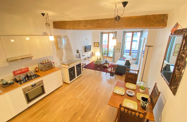 Beautiful 2-bedroom flat in the heart of Paris. FREE PARKING.