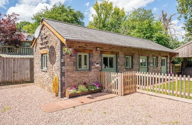 Beautiful 2 bedroom Stable conversion, Private HotTub, Dog Friendly