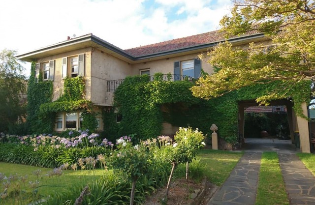 Beautiful 2 story Manor close to beach and all
