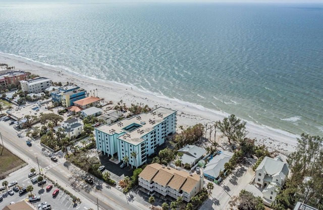 Beautiful 2/1 Top Floor luxury Condo on Indian Rocks Beach