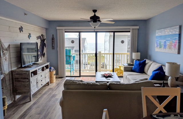 Beautiful 2 bedroom condo with pool