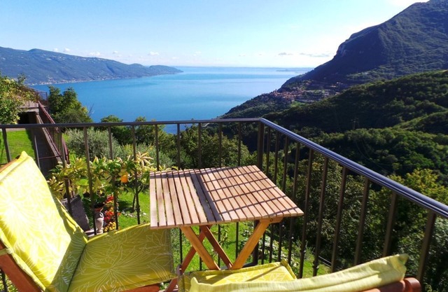 Beautiful 2 z. Whng. with stunning lake and mountain views with garden