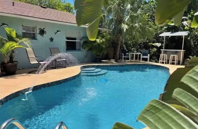 Beautiful 3 bdrm Private home with HEATED pool 5 mi from Anna Maria Island!