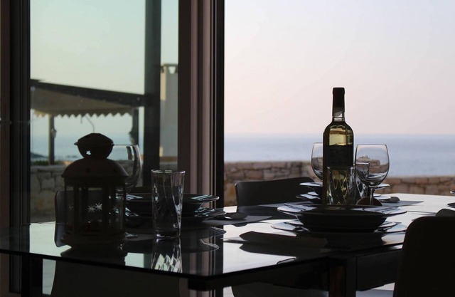 Beautiful 3 Bed, 2 bath detached Villa, private pool sea view, near beach.