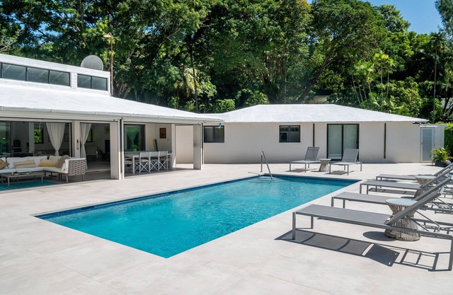 Beautiful 3 Bed Villa with Pool at Mullins Beach