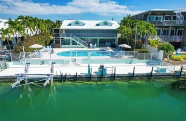 Beautiful 3 Bedroom 3 Bath Open Water Pool Home With Excellent Boating