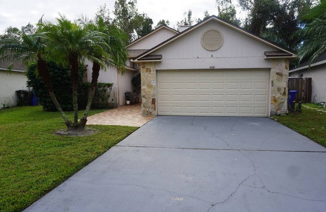 Beautiful 3 Bedroom 2 full bath 2 car 🚗 garage.