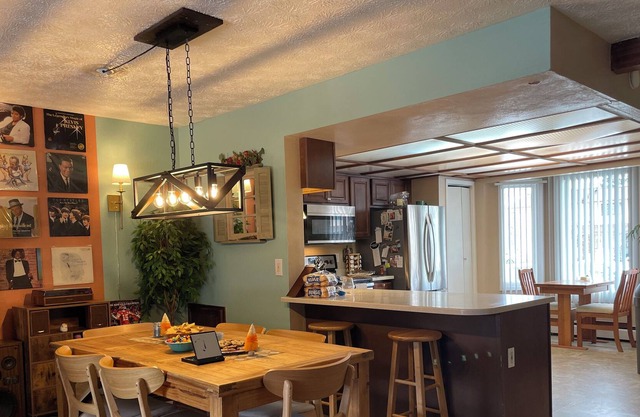 Beautiful 3 bedroom/2 story in heart of Anchorage!