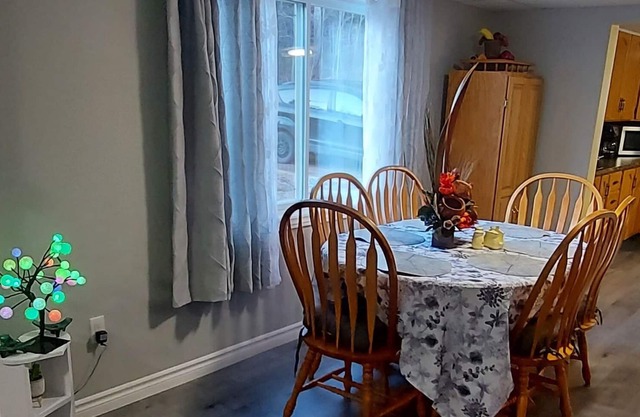 Beautiful 3 Bedroom Home close to beach and hiking trails.