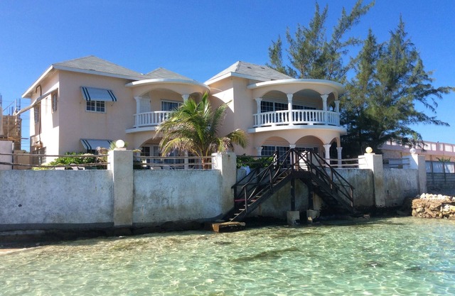 Beautiful 3 bedroom house with ocean access