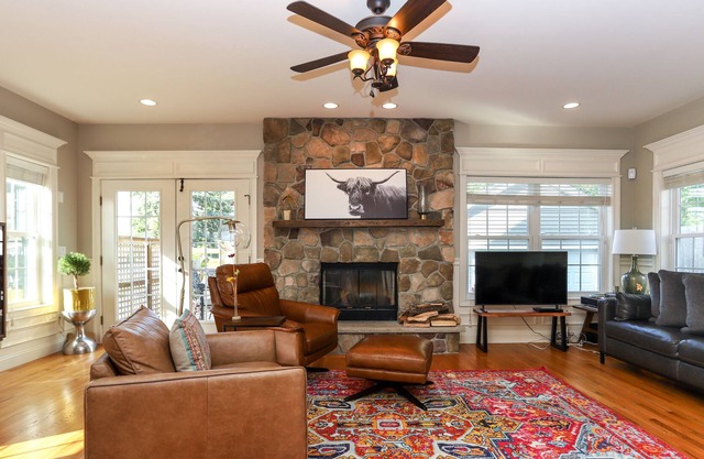 Beautiful 4 bd 4bth Beacon House with Hot Tub close to town and hiking trails...