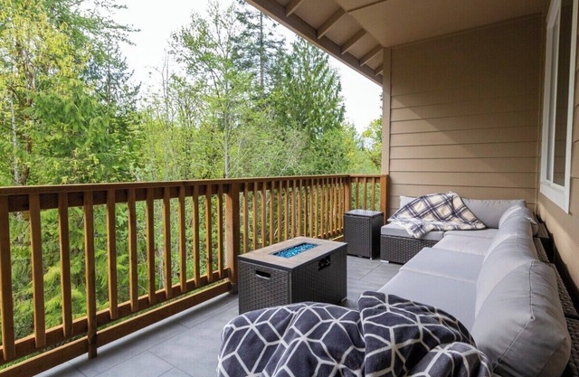 Beautiful 4 bedroom house with King beds, Forest View