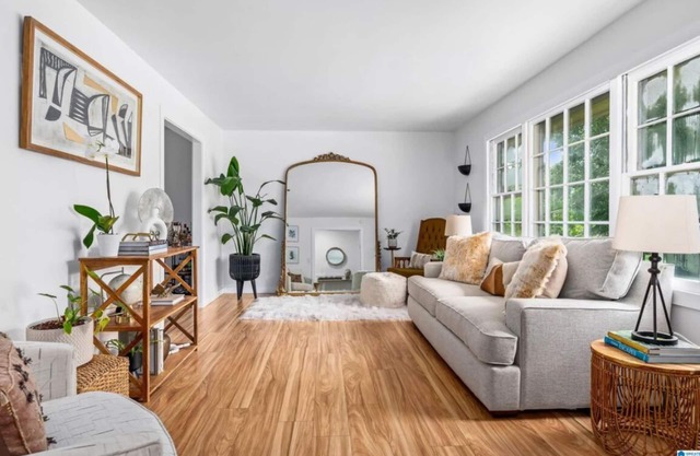 Beautiful 4 Bedroom Minutes from Hoover Met!