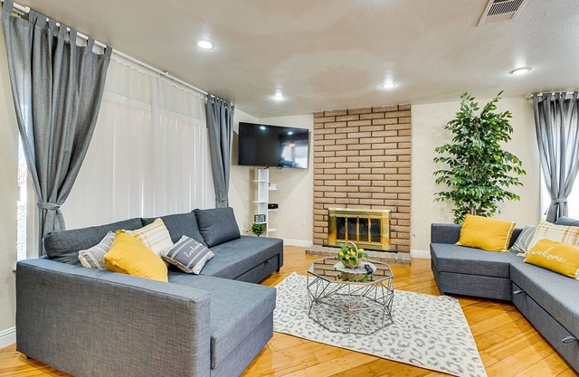 Beautiful 4bedroom,3bath ,5bed,2 sleep sofa,10 min Downtown,Pool,Hot Tub! Game !