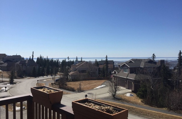 Beautiful 4BR home in upscale neighborhood on the Anchorage hillside with views!