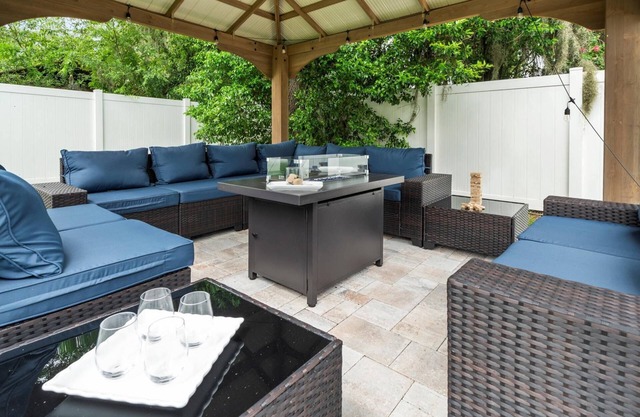 Beautiful 4BR Home w/New Patio |Well Appointed | Sleeps 10 |1 Mile to Gardens & Adventure Island