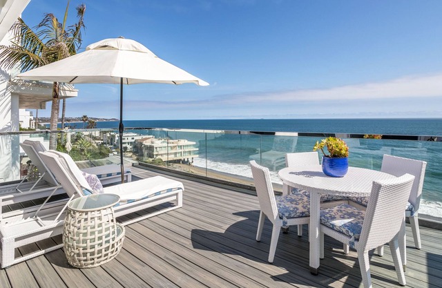 Beautiful 5 bed expansive ocean view home + guest house on quiet beach in Malibu