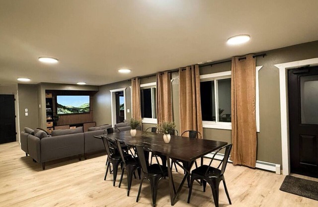 Beautiful 5-Bedroom Bungalow in the Woods - Mountain + Lake Views