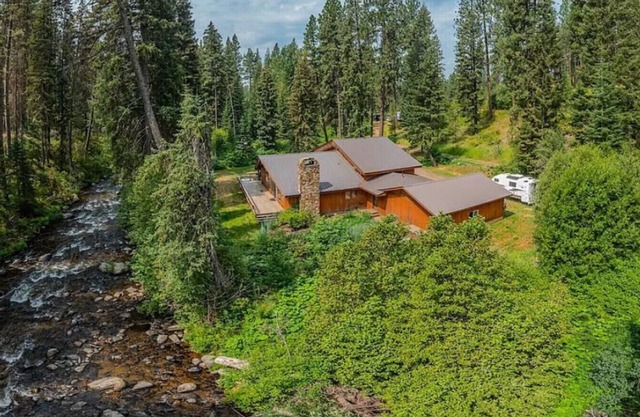 Beautiful 5 Bedroom 4 Bath Home with Hot Tub